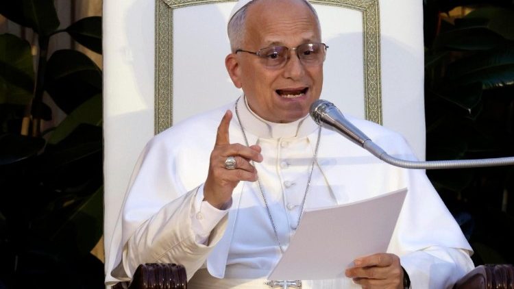El Papa responde a los j&oacute;venes espa&ntilde;oles y del mundo confiando una misi&oacute;n: !Sed humanos!