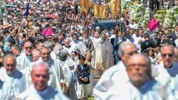 Il Papa guida la processione del corpus domini per le vie di Madrid