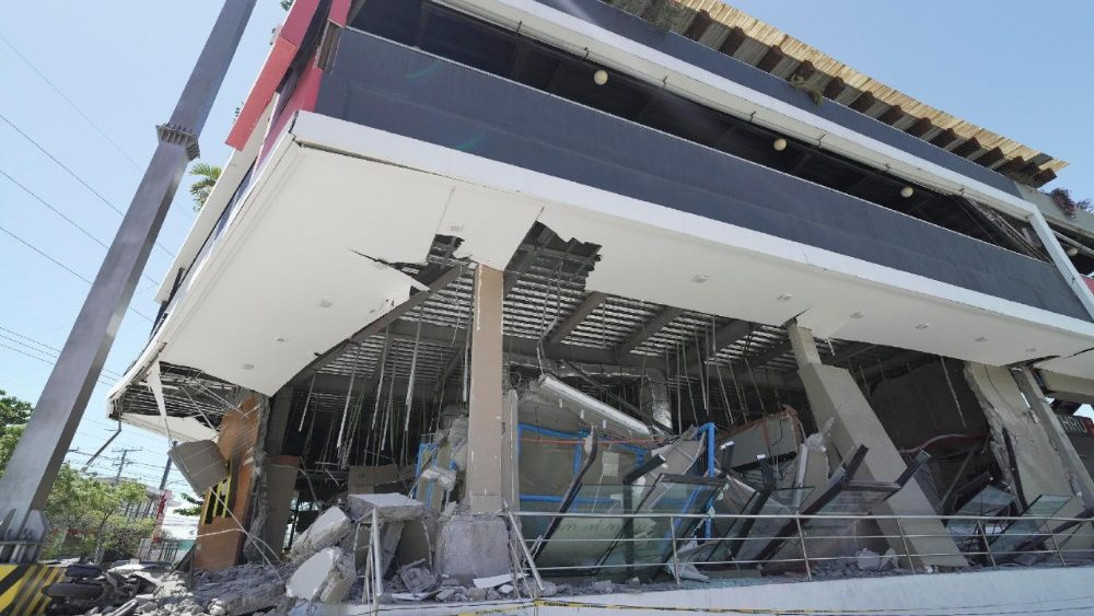 Um estabelecimento de alimentação danificado após um terremoto em General Santos City, sul das Filipinas, em 8 de junho de 2026. De acordo com o Instituto Filipino de Vulcanologia e Sismologia (Phivolcs), um alerta de tsunami foi emitido após um terremoto de magnitude 7,8 com profundidade de 33 quilômetros que atingiu a costa da província de Sarangani, no sul das Filipinas. O Conselho Nacional de Redução e Gestão de Riscos de Desastres (NDRRMC) está verificando relatos de que pelo menos 19 pessoas morreram e 12 estão desaparecidas em partes do sul das Filipinas após o terremoto. EPA/EMIL ELBERT P. PRUDENTE