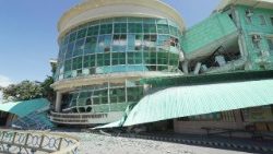 Um prédio universitário danificado após um terremoto em General Santos City, no sul das Filipinas, em 8 de junho de 2026. De acordo com o Instituto Filipino de Vulcanologia e Sismologia (Phivolcs), um alerta de tsunami foi emitido após um terremoto de magnitude 7,8 com profundidade de 33 quilômetros que atingiu a costa da província de Sarangani, no sul das Filipinas. O Conselho Nacional de Redução e Gestão de Riscos de Desastres (NDRRMC) está verificando relatos de que pelo menos 19 pessoas morreram e 12 estão desaparecidas em partes do sul das Filipinas após o terremoto. EPA/EMIL ELBERT P. PRUDENTE