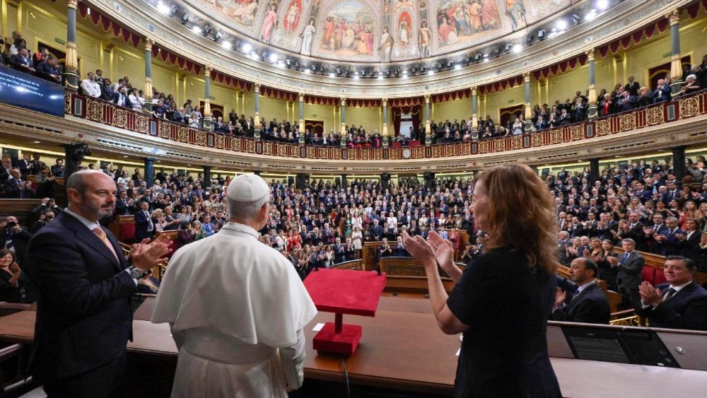 Sieben Minuten Standing Ovations: Der Papst im spanischen Parlament
