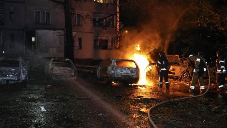Equipes de resgate ucranianas trabalham no local de um ataque russo a uma &aacute;rea residencial em Kharkiv, Ucr&acirc;nia, em 9 de junho de 2026, em meio &agrave; invas&atilde;o russa em curso. Pelo menos tr&ecirc;s pessoas morreram e 18 ficaram feridas, incluindo duas crian&ccedil;as, quando a R&uacute;ssia atacou Kharkiv e a regi&atilde;o, segundo o Servi&ccedil;o Estatal de Emerg&ecirc;ncia. EPA/SERGEY KOZLOV