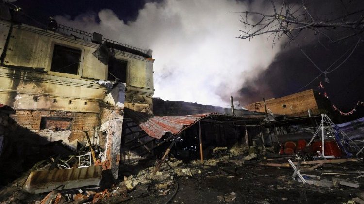 Equipes de resgate ucranianas trabalham no local de um ataque russo a uma &aacute;rea residencial em Kharkiv, Ucr&acirc;nia, em 9 de junho de 2026, em meio &agrave; invas&atilde;o russa em curso. Pelo menos tr&ecirc;s pessoas morreram e 18 ficaram feridas, incluindo duas crian&ccedil;as, quando a R&uacute;ssia atacou Kharkiv e a regi&atilde;o, segundo o Servi&ccedil;o Estatal de Emerg&ecirc;ncia. EPA/SERGEY KOZLOV