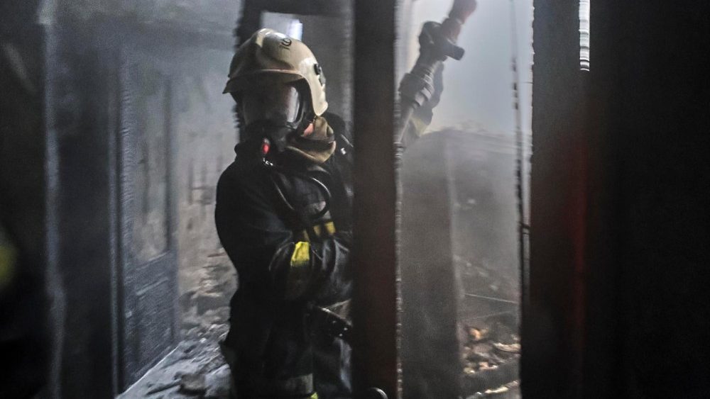 Equipes de resgate ucranianas trabalham no local de um ataque com drone russo a um prédio residencial em Kharkiv, nordeste da Ucrânia, em 9 de junho de 2026. Quatro drones de choque atingiram Kharkiv durante um ataque diurno, ferindo pelo menos duas pessoas, segundo Oleg Synegubov, chefe da Administração Militar de Kharkiv. EPA/SERGEY KOZLOV   (ANSA)