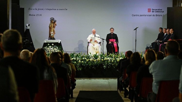 A montserrati Szűzanya szobr&aacute;val 