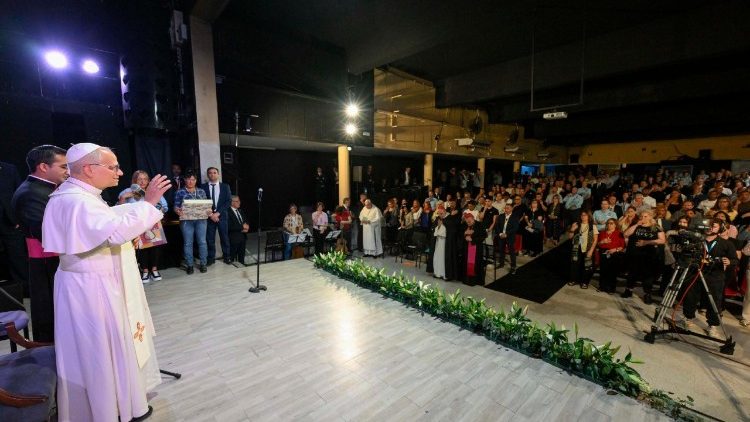 Leó pápa a briansi fogvatartási intézményben   