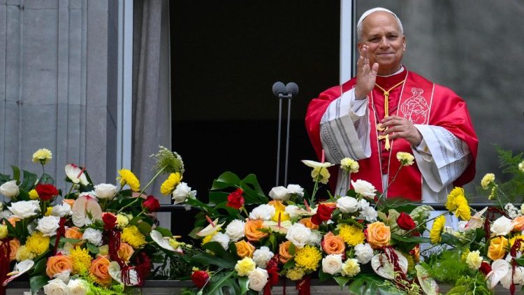 Le Pape au balcon face aux fid&egrave;les