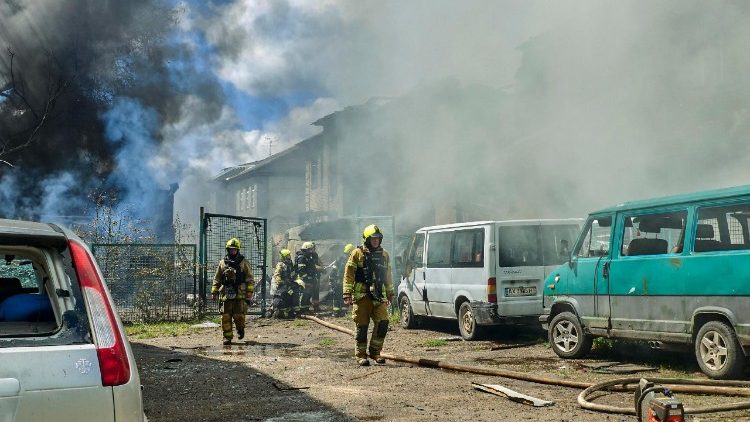 Equipes de resgate ucranianas trabalham no local de um ataque russo a uma &aacute;rea residencial em Kharkiv, Ucr&acirc;nia, em 10 de junho de 2026, em meio &agrave; invas&atilde;o russa em curso. Pelo menos 10 pessoas ficaram feridas no ataque russo a Kharkiv, segundo relat&oacute;rio do Servi&ccedil;o Estatal de Emerg&ecirc;ncia. EPA/SERGEY KOZLOV