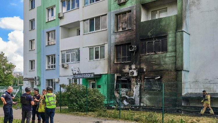 Local do ataque russo a uma &aacute;rea residencial em Kharkiv, Ucr&acirc;nia, em 10 de junho de 2026, em meio &agrave; invas&atilde;o russa em curso. Pelo menos 10 pessoas ficaram feridas no ataque russo a Kharkiv, segundo relat&oacute;rio do Servi&ccedil;o Estatal de Emerg&ecirc;ncia. EPA/SERGEY KOZLOV