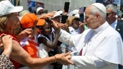 Alle Canarie il Papa si inchina per i migranti