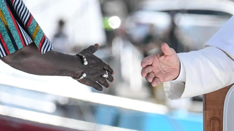 Il Papa � arrivato al molo dei migranti a Gran Canaria