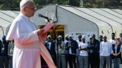 Abbracci e tenerezze per il Papa al centro migranti a Tenerife
