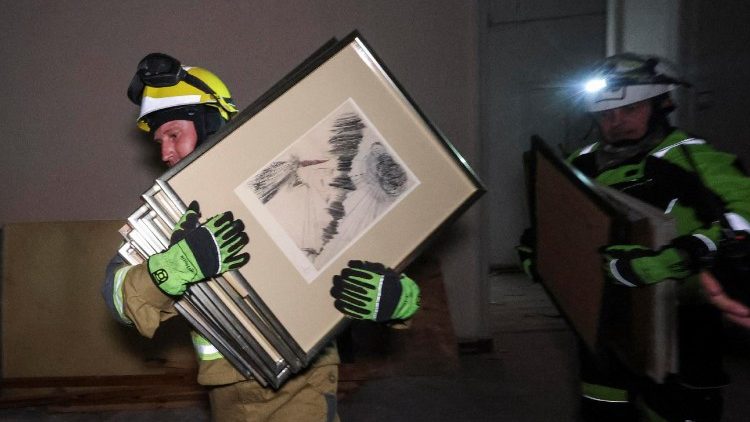 Equipes de resgate ucranianas removem pinturas do local do ataque de drone russo ao Museu de Arte de Kharkiv, na Ucr&acirc;nia, em 14 de junho de 2026, em meio &agrave; invas&atilde;o russa em curso. N&atilde;o houve feridos em decorr&ecirc;ncia do ataque, mas v&aacute;rias pessoas buscaram atendimento m&eacute;dico devido a rea&ccedil;&otilde;es agudas de estresse, segundo o prefeito da cidade, Igor Terekhov. EPA/SERGEY KOZLOV