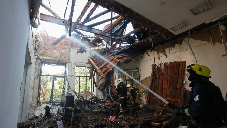 Equipes de emerg&ecirc;ncia no local do ataque de drone russo ao Museu de Arte de Kharkiv, na Ucr&acirc;nia, em 14 de junho de 2026, em meio &agrave; invas&atilde;o russa em curso. N&atilde;o houve feridos em decorr&ecirc;ncia do ataque, mas v&aacute;rias pessoas buscaram atendimento m&eacute;dico devido a rea&ccedil;&otilde;es agudas de estresse, segundo o prefeito da cidade, Igor Terekhov. EPA/SERGEY KOZLOV