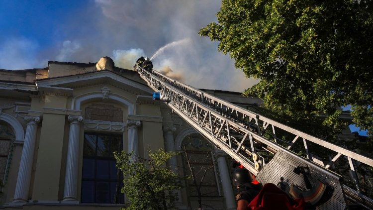 Equipes de emerg&ecirc;ncia no local do ataque de drone russo ao Museu de Arte de Kharkiv, na Ucr&acirc;nia, em 14 de junho de 2026, em meio &agrave; invas&atilde;o russa em curso. N&atilde;o houve feridos em decorr&ecirc;ncia do ataque, mas v&aacute;rias pessoas buscaram atendimento m&eacute;dico devido a rea&ccedil;&otilde;es agudas de estresse, segundo o prefeito da cidade, Igor Terekhov. EPA/SERGEY KOZLOV