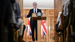 El primer ministro británico, Starmer, anuncia la prohibición del uso de redes sociales para menores de 16 años