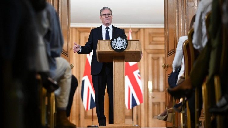 El primer ministro británico, Starmer, anuncia la prohibición del uso de redes sociales para menores de 16 años