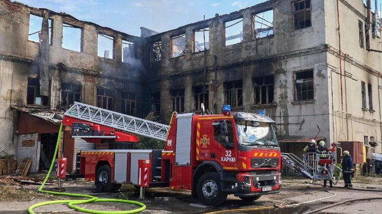 Equipes de resgate ucranianas trabalham no local de um ataque russo a uma empresa civil em Kharkiv, Ucr&acirc;nia, em 15 de junho de 2026, em meio &agrave; invas&atilde;o russa. Nas primeiras horas do dia 15 de junho, quatro socorristas foram mortos e at&eacute; nove ficaram feridos em decorr&ecirc;ncia de um novo ataque russo a uma empresa civil em Kharkiv, segundo o Servi&ccedil;o Estatal de Emerg&ecirc;ncia. EPA/SERGEY KOZLOV