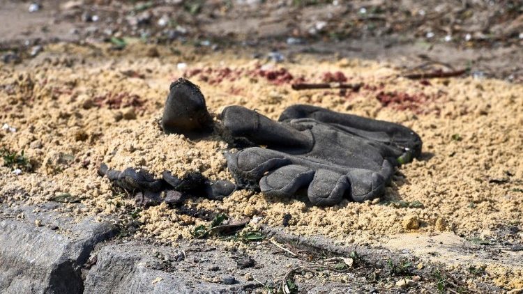 As luvas de um socorrista ucraniano morto s&atilde;o vistas no local de um ataque russo a uma empresa civil em Kharkiv, Ucr&acirc;nia, em 15 de junho de 2026, em meio &agrave; invas&atilde;o russa. Nas primeiras horas de 15 de junho, 4 socorristas foram mortos e at&eacute; 9 ficaram feridos em consequ&ecirc;ncia de um ataque de tiro duplo (ou double-tap strike em ingl&ecirc;s), que consiste em lan&ccedil;ar um segundo ataque deliberadamente contra o mesmo local, minutos ou horas ap&oacute;s a primeira explos&atilde;o, com o objetivo de atingir os socorristas, servi&ccedil;os de emerg&ecirc;ncia e civis que acorrem ao resgate das v&iacute;timas. EPA/SERGEY KOZLOV
