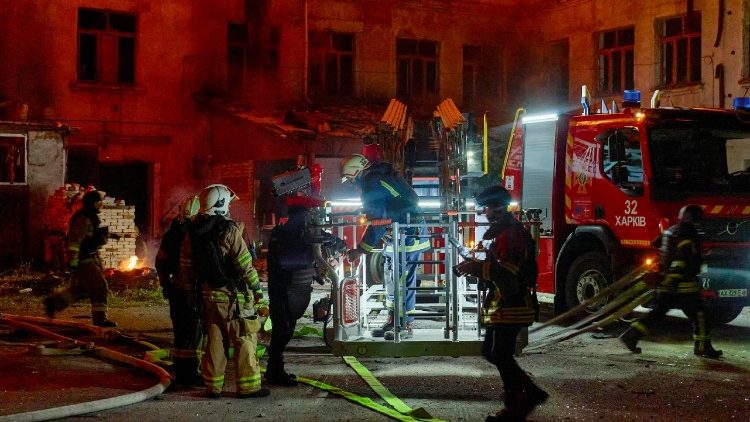 Equipes de resgate ucranianas trabalham no local de um ataque russo a uma empresa civil em Kharkiv, Ucr&acirc;nia, em 15 de junho de 2026, em meio &agrave; invas&atilde;o russa. Nas primeiras horas do dia 15 de junho, quatro socorristas foram mortos e at&eacute; nove ficaram feridos em decorr&ecirc;ncia de um novo ataque russo a uma empresa civil em Kharkiv, segundo o Servi&ccedil;o Estatal de Emerg&ecirc;ncia. EPA/SERGEY KOZLOV