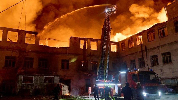 Equipes de resgate ucranianas trabalham no local de um ataque russo a uma empresa civil em Kharkiv, Ucr&acirc;nia, em 15 de junho de 2026, em meio &agrave; invas&atilde;o russa. Nas primeiras horas do dia 15 de junho, quatro socorristas foram mortos e at&eacute; nove ficaram feridos em decorr&ecirc;ncia de um novo ataque russo a uma empresa civil em Kharkiv, segundo o Servi&ccedil;o Estatal de Emerg&ecirc;ncia. EPA/SERGEY KOZLOV