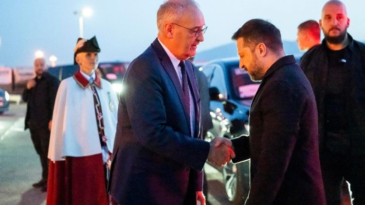 Il presidente federale svizzero Parmelin d&agrave; il benvenuto al presidente ucraino Zelensky al vertice del G7