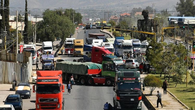 I camionisti chiedono la rimozione dei blocchi stradali a seguito delle proteste in Bolivia