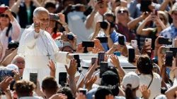 Il Papa, l'umanit� provata da un modello di sviluppo ingannevole