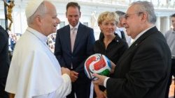 Los embajadores de México, Estados Unidos y Canadá ante la Santa Sede entregan al Papa el balón oficial de la Copa Mundial de futbol