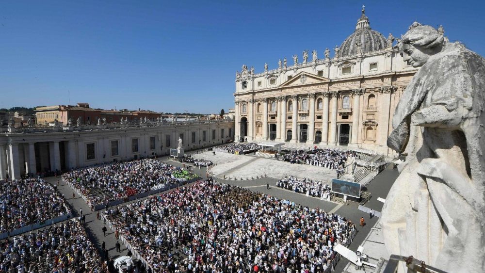 Papa Leone a Piazza San Pietro per l'udienza generale