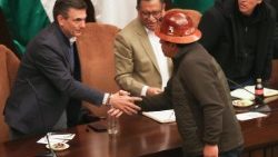 La stretta di mano tra il presidente boliviano Paz e il leader della Confederazione dei lavoratori