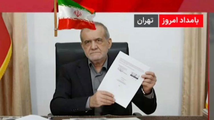 Il presidente iraniano Pezeshkian mostra in tv la bozza d'accordo firmata