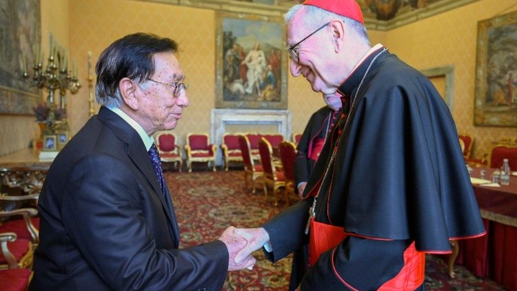 Le pr&eacute;sident de la R&eacute;publique du P&eacute;rou saluant le cardinal Pietro Parolin