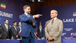 Il vicepresidente degli Stati Uniti JD Vance e il primo ministro del Pakistan Shehbaz Sharif durante i colloqui tra Stati Uniti e Iran