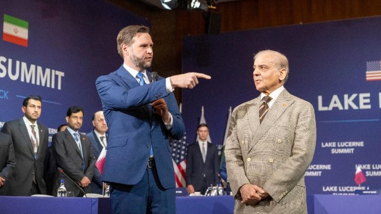 Il vicepresidente degli Stati Uniti JD Vance e il primo ministro del Pakistan Shehbaz Sharif durante i colloqui tra Stati Uniti e Iran