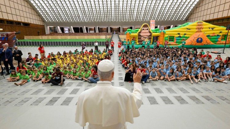 El Papa visita el campamento de verano del vaticano.
