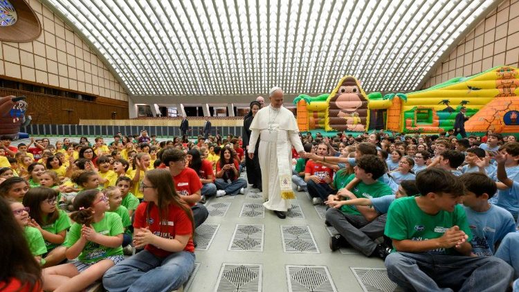 El Papa León XIV saluda a los participantes del campamento de verano 'Estate Ragazzi'. 