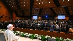 ++ Il Papa, si alimentano pi� i conflitti che le persone ++