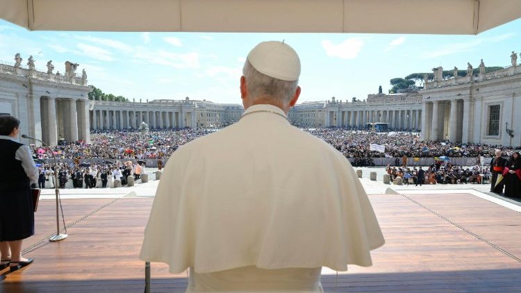 Caldo record a Roma, il Papa ringrazia i fedeli presenti a San Pietro