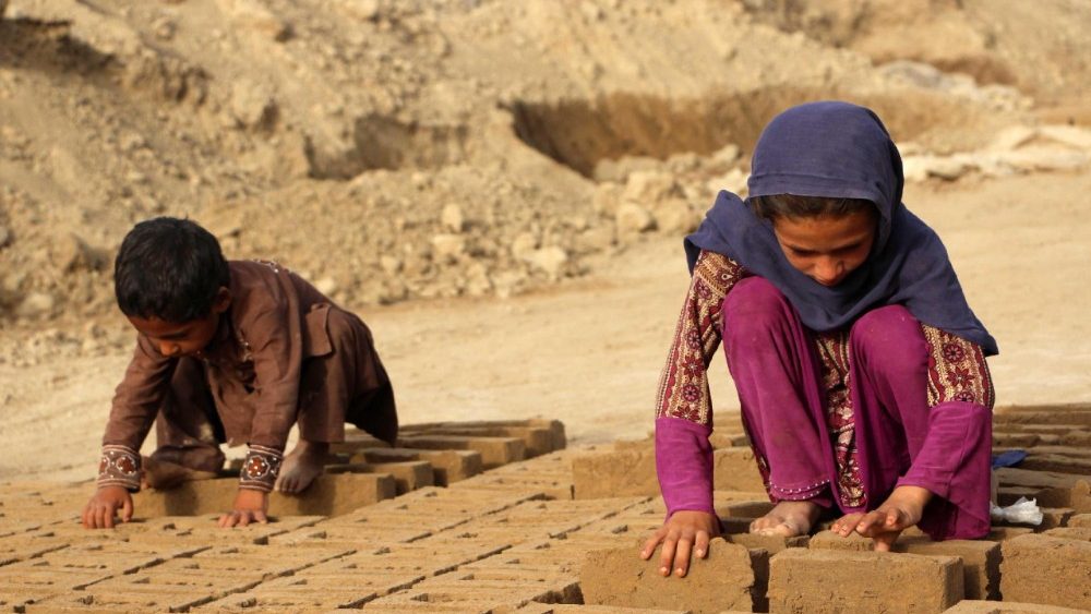 Crianças afegãs trabalham em uma olaria em Kandahar, Afeganistão, em 24 de junho de 2026. A Organização Internacional do Trabalho descreveu um sistema nas olarias afegãs em que adiantamentos sobre salários futuros podem aprisionar famílias em trabalho escravo, enquanto o UNICEF relatou que 1 em cada 5 crianças de 5 a 17 anos no Afeganistão está envolvida em trabalho infantil. EPA/QUDRATULLAH RAZWAN