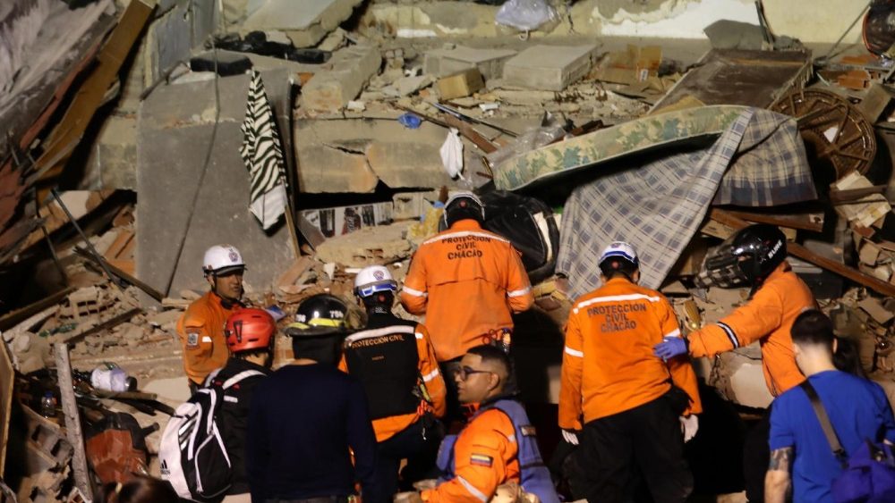 Equipes de emergência buscam vítimas após dois fortes terremotos atingirem a costa caribenha da Venezuela, perto de Caracas, em 25 de junho de 2026. Pelo menos 32 pessoas morreram e 700 ficaram feridas após dois terremotos consecutivos atingirem o centro-norte da Venezuela em rápida sucessão, provocando o desabamento de prédios, rachaduras em fachadas e levando à declaração de estado de emergência nacional, segundo a presidente interina da Venezuela, Delcy Rodríguez. EPA/Ronald Peña R