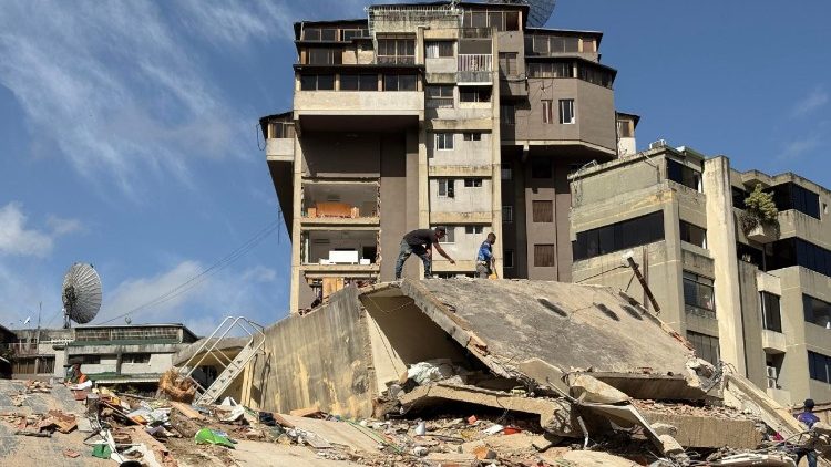 Rescue operations after 7.2 and 7.5 magnitude earthquakes in Caracas