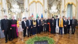 Tổng thống Ý Sergio Mattarella nhận hiệp ước được ký kết bởi các lãnh đạo tôn giáo, tại Phủ Tổng thống Quirinale, Roma, ngày 25.06.2026.