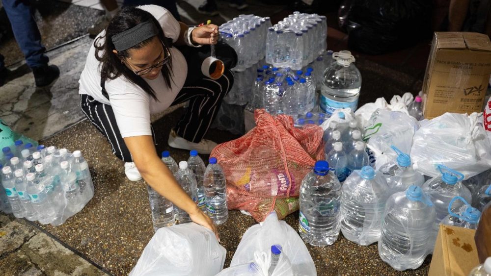 Pessoas fazem doações em Caracas, Venezuela, em 25 de junho de 2026, após dois fortes terremotos causarem devastação particularmente severa no estado de La Guaira. O governo venezuelano informou que o número de mortos subiu para pelo menos 235 e o de feridos para pelo menos 4.300, após os terremotos de magnitude 7,2 e 7,5. EPA/Ronald Pe)
