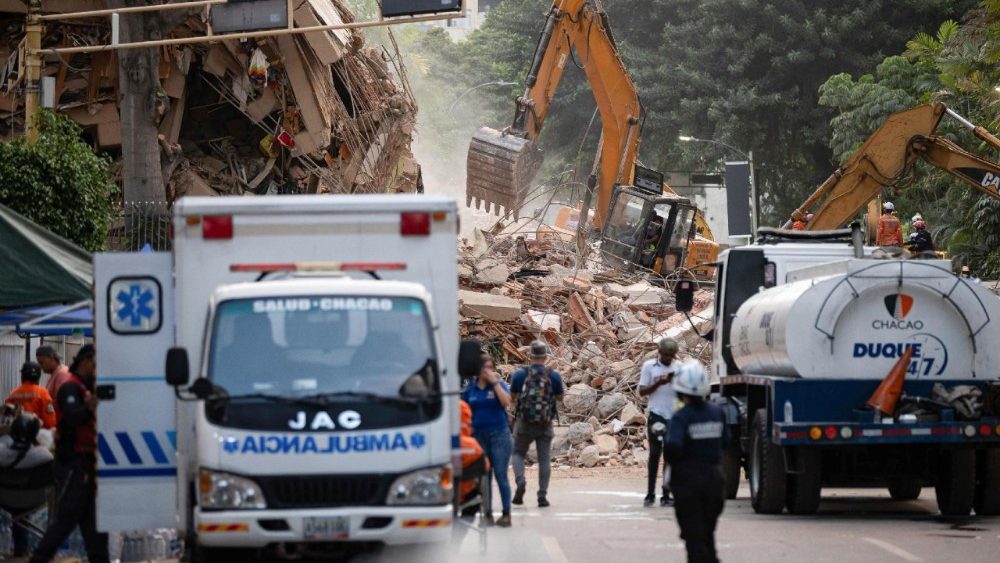 Equipes de resgate trabalham no local de uma área afetada por terremoto em Caracas, Venezuela, em 25 de junho de 2026. O governo venezuelano informou que o número de mortos subiu para pelo menos 235 e o de feridos para pelo menos 4.300 após dois fortes terremotos, de magnitudes 7,2 e 7,5, que causaram devastação particularmente severa no estado de La Guaira. EPA/Ronald Pe