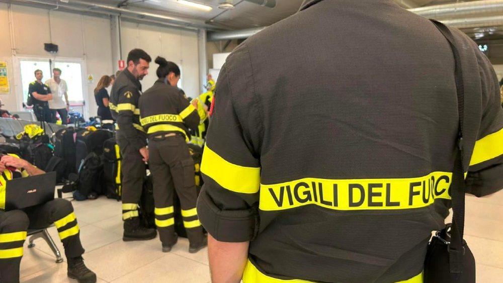 Bombeiros e pessoal da Defesa Civil partindo para a Venezuela, 26 de junho de 2026. ANSA