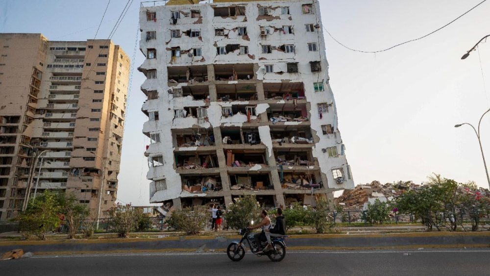Um prédio destruído pelos terremotos é visto em Catia la Mar, Venezuela, em 26 de junho de 2026. EPA/RONALD PENA R