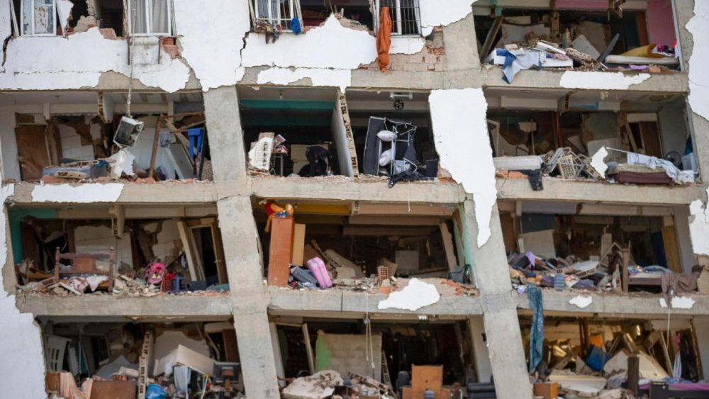 Um prédio destruído pelos terremotos é visto em Catia la Mar, Venezuela, em 26 de junho de 2026. Dois terremotos de magnitude 7,2 e 7,5 atingiram a Venezuela em 24 de junho, de acordo com o Serviço Geológico dos Estados Unidos (USGS). EPA/RONALD PENA R