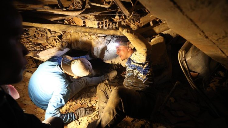 Voluntarios buscan sobrevivientes entre los escombros
