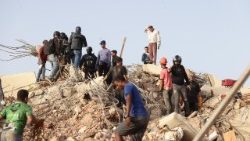 Venezuela, tras el terremoto. Voluntarios y algunos rescatistas buscan supervivientes.